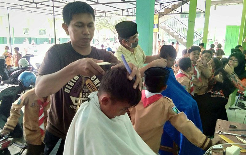 Program barbershop (cukur rambut) di sekolah yang dilakukan secara rutin tiap bulan oleh SD Nahdlatul Ulama Islamiyah Kabupaten Magetan