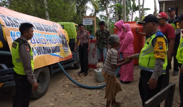 
 Bantuan air bersih dari Kapolres Pacitan kepada warga Desa Ngunut Kecamatan Bandar Pacitan (foto kanalindonesia)