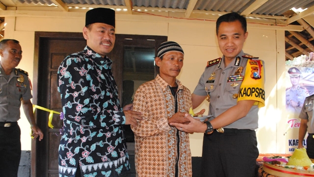 
 Eko Paimin (tengah) mendapatkan bantuan bedah rumah dari Polres Pacitan (foto kanal indonesia) 