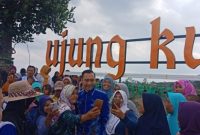 Ibas saat berfoto bersama warga di wisata Ujung Kulon, desa Janggan, Kecamatan Poncol, Magetan (foto akurat.co)