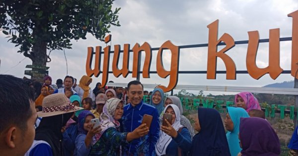 
 Ibas saat berfoto bersama warga di wisata Ujung Kulon, desa Janggan, Kecamatan Poncol, Magetan (foto akurat.co)
