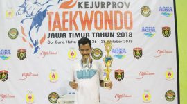 Ilham Arya Bima saat memamerkan medali emas yang diraihnya saat Kejurprov Taekwondo di Ngawi, Oktober 2018 lalu.