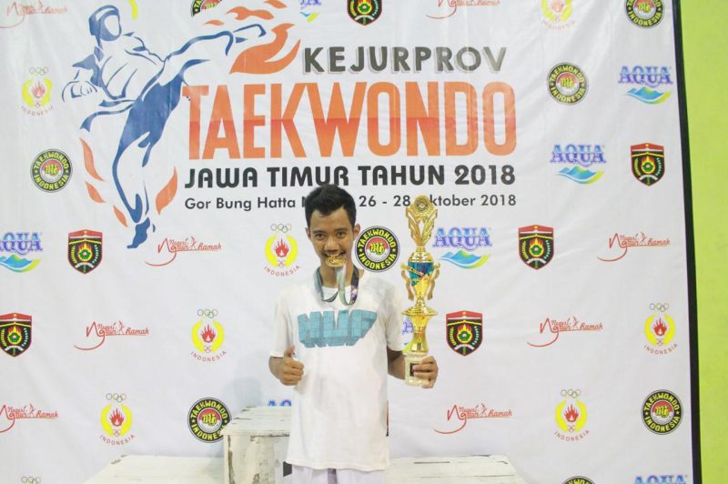 Ilham Arya Bima saat memamerkan medali emas yang diraihnya saat Kejurprov Taekwondo di Ngawi, Oktober 2018 lalu.