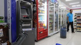 kondisi mesin ATM BCA di idnomaret yang dirusak maling,jalan salak madiun