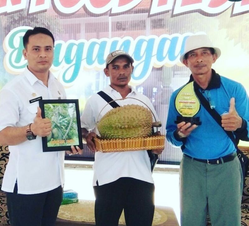 (Kanan) Camat Dagangan Muhamad Zahrowi bersama petani durian yang menang di festival tahun lalu.