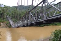 Jembatan penghubung antar desa di Desa Banjarsari Dusun Blunding Kecamatan Pacitan