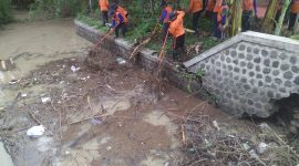 Petugas dari BPBD, Kepolisian, PMI, relawan, dan warga melakukan pembersihan di Dam Serut