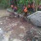 Petugas dari BPBD, Kepolisian, PMI, relawan, dan warga melakukan pembersihan di Dam Serut