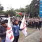 beberapa warga saat gruduk PLN Ngawi