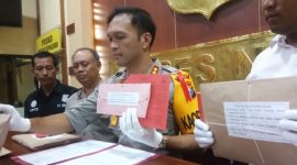 Polisi saat mengamankan sejumlah barang bukti 