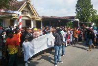 Orasi dan demo ratusan warga, diduga Kades ingkar janji