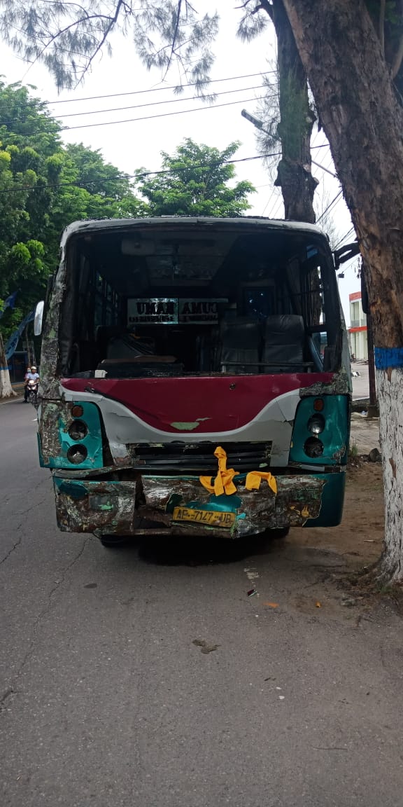 
 Body Bus Cendana yang Ringsek setelah Menubruk Bus Restu di Madiun