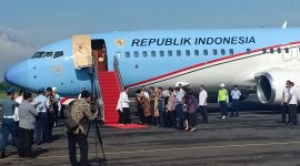 jokowi saat tiba di lanud,di sambut Gubernur Jatim dan Bupati magetan