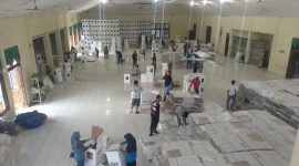 Tenaga perakit kotak suara di KPU Ngawi 