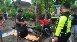 Korban laka tunggal saat akan di evakuasi petugas