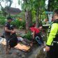 Korban laka tunggal saat akan di evakuasi petugas