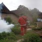 petugas saat melakukan fogging 