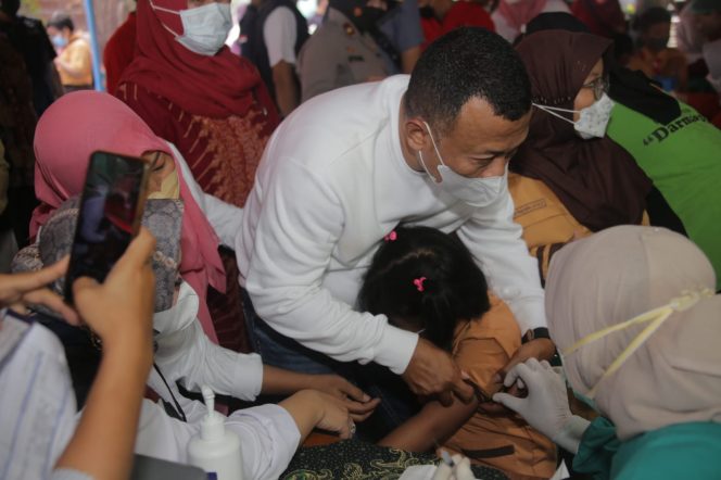 
 Bupati Ponorogo monitoring vaksinasi anak. (Foto: Raden Lintasu.net).