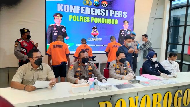 
 Press Conference Polres Ponorogo ungkap kasus pemerasan. (Foto : Raden Lintas7.net).