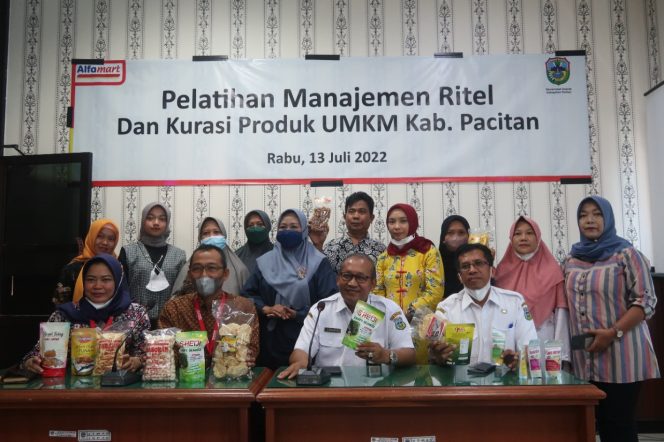 
 Dinas Perdagangan dan Perindustrian Pacitan bekerja sama dengan PT Sumber Alfaria Trijaya (Alfamart) menggelar pelatihan manajemen ritel dan kurasi produk Usaha Mikro Kecil Menengah (UMKM) pada Rabu (13/7/2022) di Pacitan. 