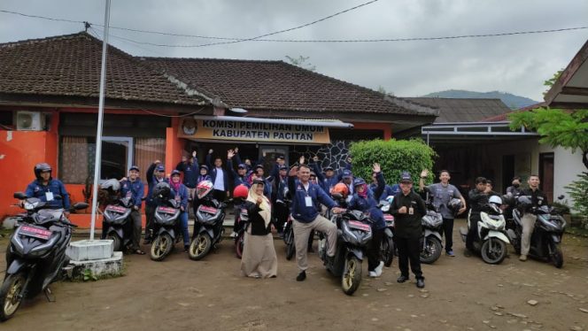 
 Tim dari KPU dan Bawaslu Pacitan, sesaat sebelum berangkat verfak keanggotaan parpol, usai apel di halaman kantor KPU Pacitan, Kamis (20/10).