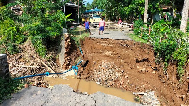 
 Diterjang Banjir, Jembatan Penghubung Dua Kecamatan Terputus