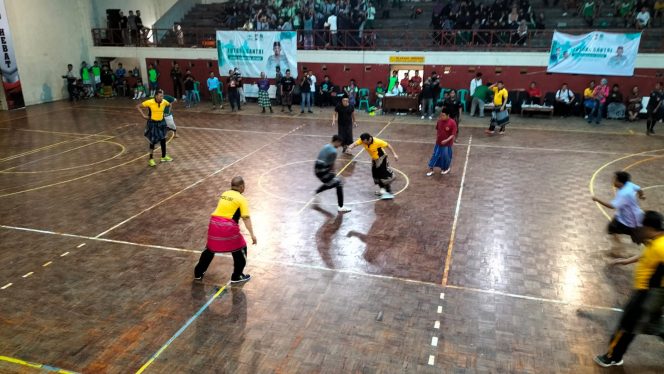
 Futsal Pakai Sarung, Polisi Vs Santri Siapa Menang?