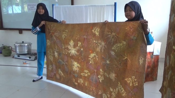 
 Manfaatkan Bumbu Dapur dan Dedaunan, Siswa SMP Ini Ciptakan Batik Ecoprint