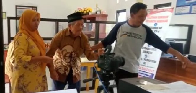 
 Pasangan lansia di Nawangan mengurus EKTP di kantor kecamatan setempat. (Foto : Istimewa).