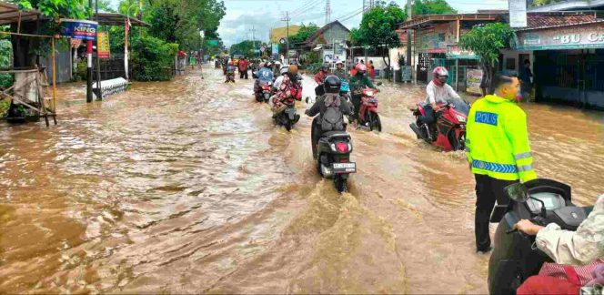 
 Banjir Genangi Jalan Raya dan Pemukiman Warga