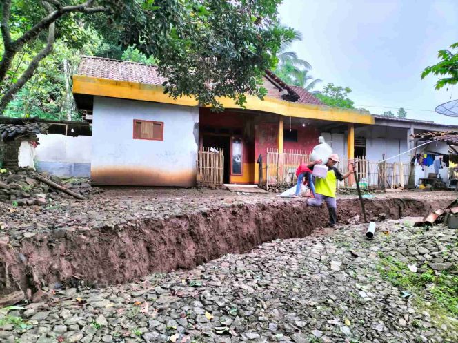 
 Tanah gerak rusak puluhan rumah warga. (Foto : Raden Lintas7.net).