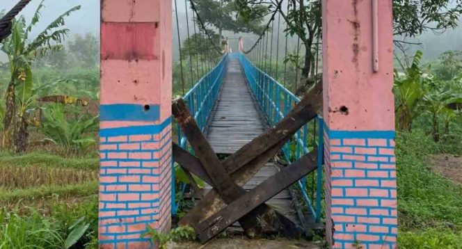 
 Rusak diterjang banjir, akses jembatan Mangunharjo ditutup. (Foto : Lintas7.net).