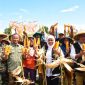 Khofifah dan Sugiri Sancoko panen jagung reog 234 di Babadan. (Foto/Istimewa).