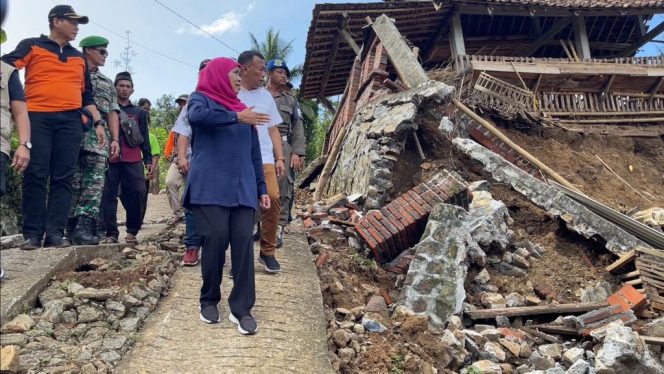 
 Bupati Sugiri Sancoko dan Gubernur Khofifah tinjau lokasi terdampak tanah gerak Sawoo. (Foto : Raden Lintas7.net).