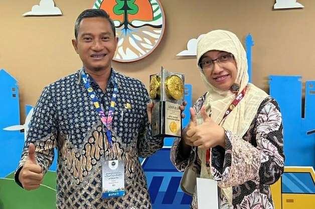 
 Piala Adipura ke-15 untuk Kabupaten Pacitan diterima Bupati Aji. (Foto : INB).