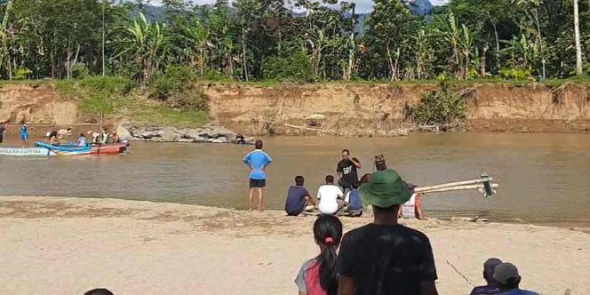 
 Warga melakukan pencarian korban tenggelam di sungai grindulu. (Foto : Lintas7.net).