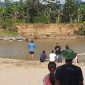 Warga melakukan pencarian korban tenggelam di sungai grindulu. (Foto : Lintas7.net).