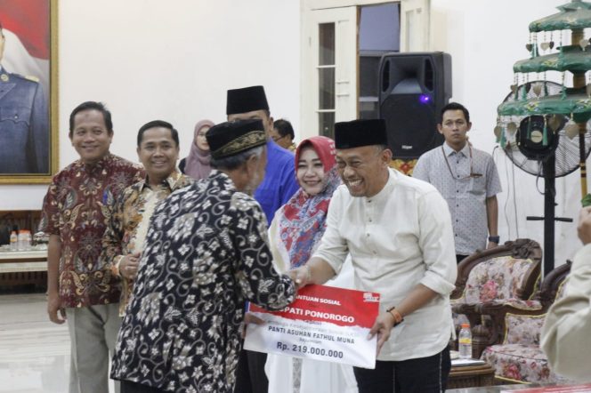 
 Bupati Sugiri Sancoko menyerahkan bantuan permakanan kepada salah satu lembaga kesejahteraan sosial. (Foto : Erwin Suganda/Diskominfo Ponorogo).