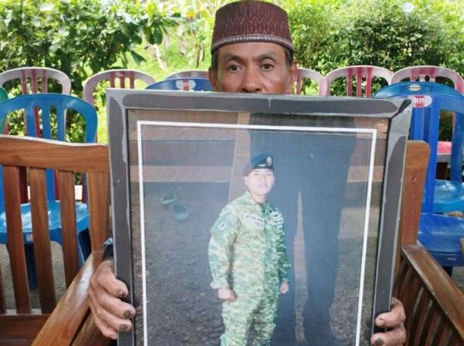 
 Keluarga kenang Pratu Miftahul Arifin yang gugur dalam tugas negara di Papua. (Foto/Edwin Aji).