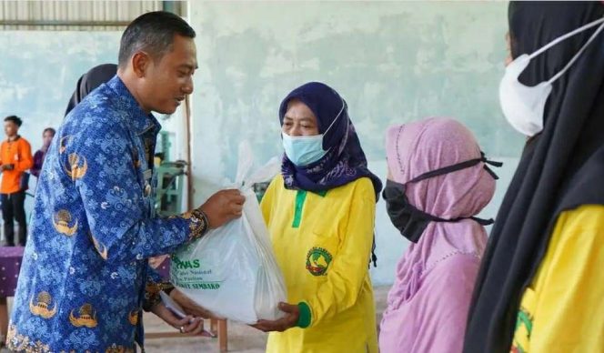 
 Bupati Aji salurkan bantuan sembako bagi pekerja pemilah sampah TPA Dadapan. (Foto : Pemkab Pacitan).