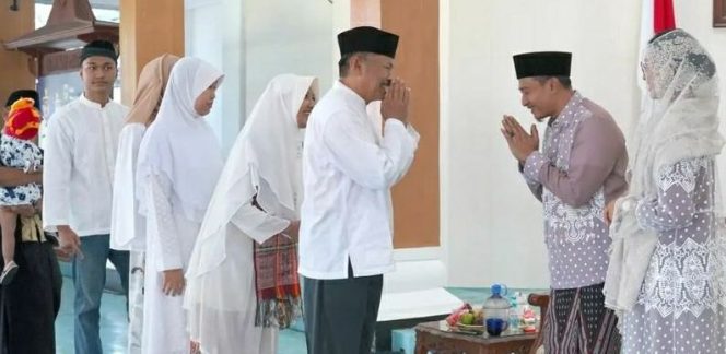 
 Silaturrahmi pada momen halal bihalal di pendapa Pacitan Sabtu (22/4). (Foto : Pemkab Pacitan).