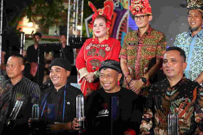 
 Bupati Sugiri jadi salah satu penerima penghargaan Menparekraf Sandiaga Uno di Semarang Jumat (19/5) lalu. (Foto/Istimewa).