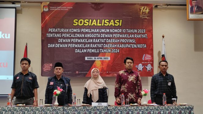 
 Sosialisasi PKPU Nomor 10 Tahun 2023 bersama seluruh pengurus partai politik di Pacitan, pada Rabu (26/4).