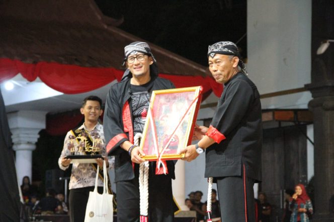 
 Bupati Giri serahkan cinderamata kepada Menteri Kemenparekraf, Sandiaga Uno dalam acara FNRP 2023. (Foto/istimewa).
