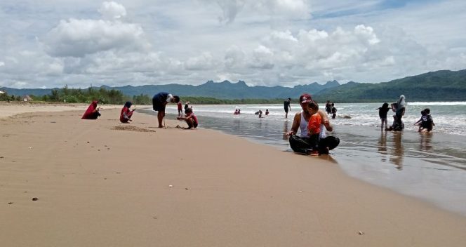 
 Wisatawan bermain air di pantai Pacitan. (Foto : istimewa).