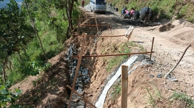 
 Proses rehabilitasi jalan perbatasan Pacitan-Ponorogo di Desa Watupatok. (Foto : istimewa).