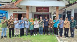 Momen ketika saya bersama ketua dan sekretariat KPU Pacitan saat melakukan monitoring ke Kecamatan Sudimoro.