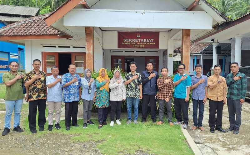Momen ketika saya bersama ketua dan sekretariat KPU Pacitan saat melakukan monitoring ke Kecamatan Sudimoro.