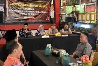Suasana hangat saat rapat evaluasi penyelenggaraan Pemilu Tahun 2024, sekaligus silaturahmi KPU Pacitan dengan seluruh pengurus parpol pasca rekapitulasi tingkat kabupaten.