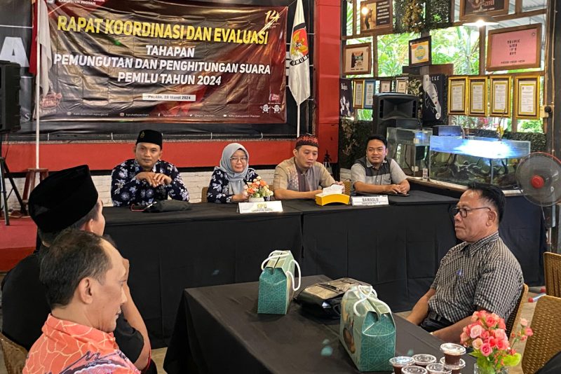 Suasana hangat saat rapat evaluasi penyelenggaraan Pemilu Tahun 2024, sekaligus silaturahmi KPU Pacitan dengan seluruh pengurus parpol pasca rekapitulasi tingkat kabupaten.